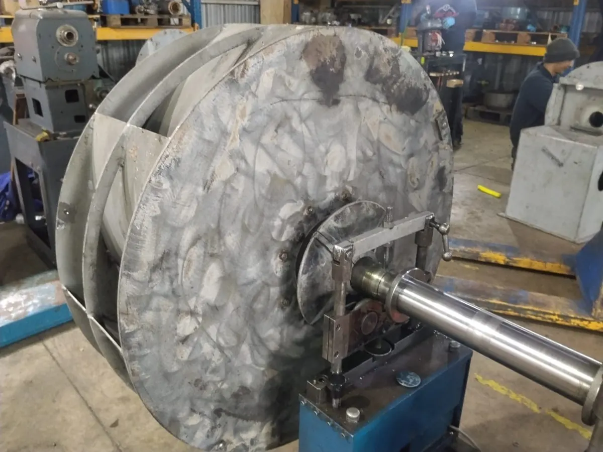 Turbina de gran diámetro montada en la balanceadora