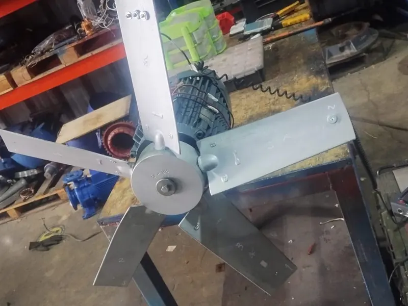 Hélice de ventilador axial en balanceo