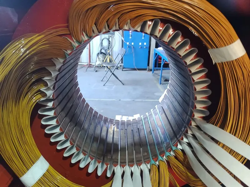 Estator de motor de 250 HP durante el rebobinado